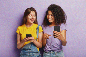 Meninas utilizando plataforma de automação de SMS em seus smartphones.